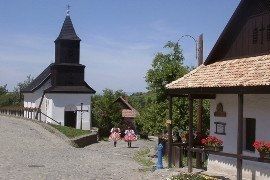 Hollókő Ausflug- Hollókő Kirche mit Holzturm