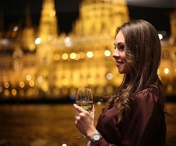 A la carte dinner cruise Budapest with piano show