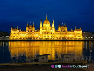 Parlamento de noche, vista desde la plaza Batthány