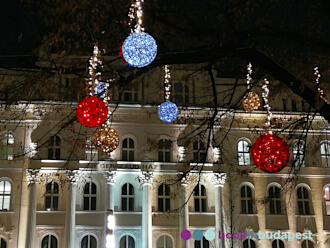 Adornos navideños en la plaza Vörösmarty