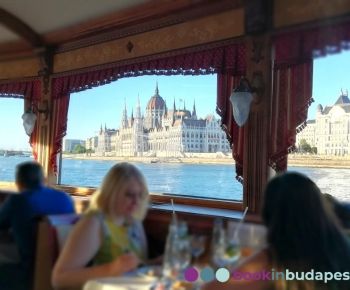 Donauschifffahrt mit Abendessen, Blick auf das Parlament