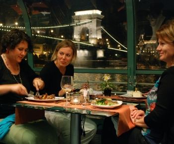 Budapest Schifffahrt mit Abendessen bei Kerzenlicht auf dem Schiff Legenda