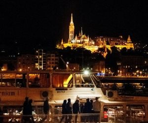 Budapest dinner cruise boarding to the boat