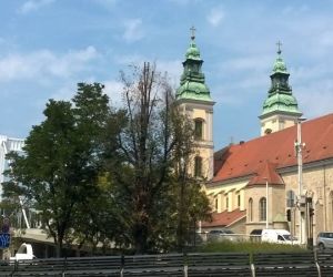 Elisabeth bridge with the Parish Church