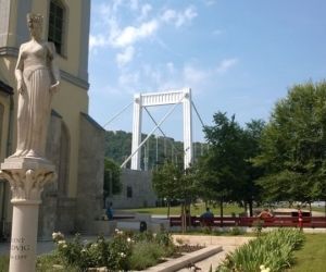 Elisabeth bridge with the Parish Church