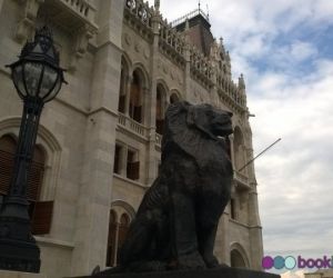 Parliament Hosue with a statue of lion