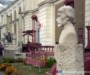 Statues at the Transport Museum