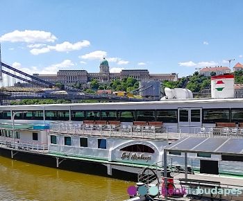 Crucero con cena Budapest, Barco Széchenyi con el Castillo de Buda