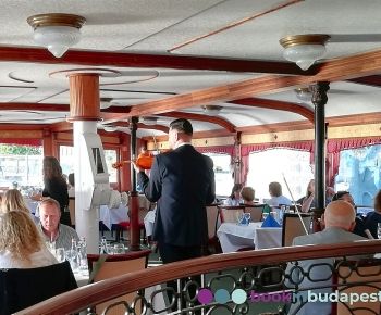 Paseo en barco con cena húngara