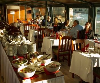 Danubio cena crucero con un rendimiento foklore