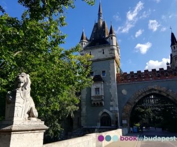Château de Vajdahunyad, Budapest, tour de porte, pont des lions