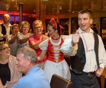 Crociera con cena, spettacolo folcloristico e di operetta