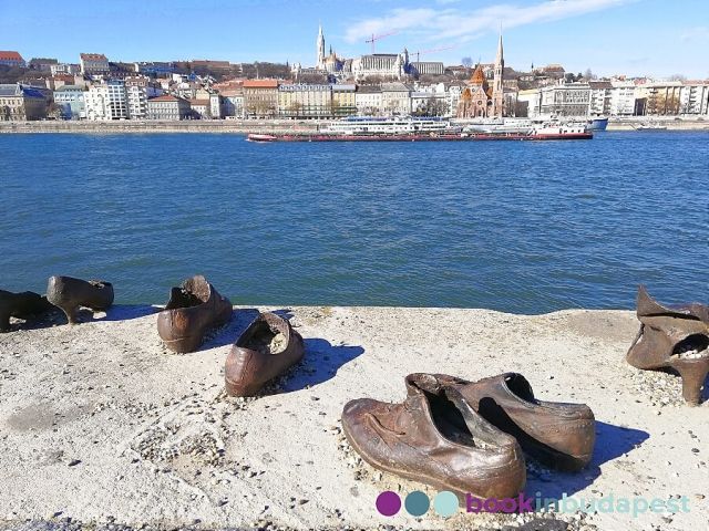 Памятник Обувей на берегу Дуная