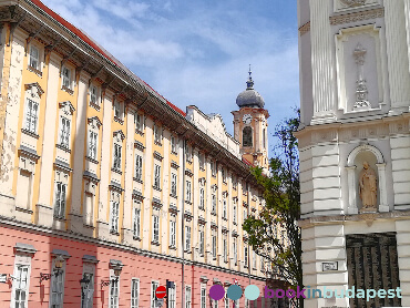 Budapester Rathaus, Invalidus-Haus, Charles-Kaserne