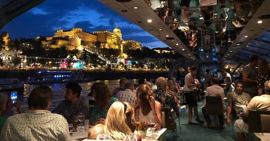 Schifffahrt mit Abendessen bei Kerzenlicht auf dem Schiff Legenda