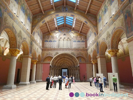 Intérieur du musée des Beaux-Arts, Budapest, salle romane