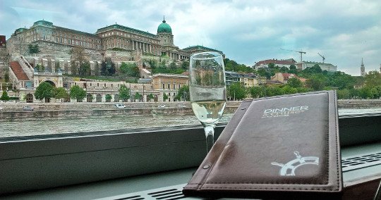 Donau-Schifffahrt mit Mittagessen