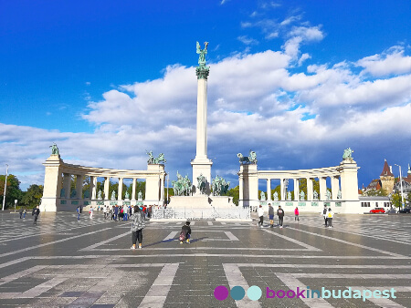 Immagini Stock - BUDAPEST, UNGHERIA - 8 AGOSTO 2012: Monumento Di Millennio  Sul Quadrato Degli Eroi A Budapest, Ungheria. Vista Laterale Di Alcune Delle  Sette Statue Dei Sette Capitani Dei Magiari.. Image 73976833