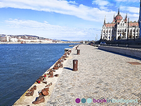 Zapatos en la orilla del Danubio