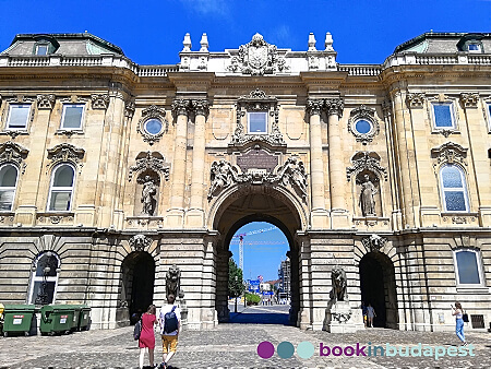 Lions Szechenyi Nationalbibliothek, Eingang