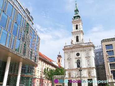 Plaza Szervita, Iglesia Santa Ana