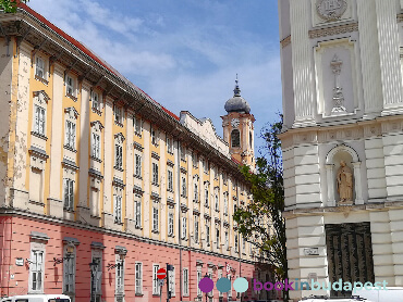 Szervita Square