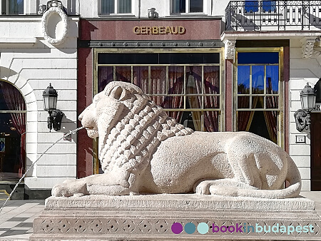 Place Vörösmarty, Fontaine Lion