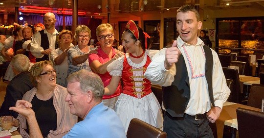 Schifffahrt Abendessen mit Operette und Folklore Show